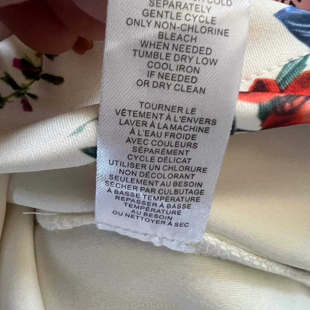 T Tahari Floral Print Slim Skirt In White Bouquet Print size L/G